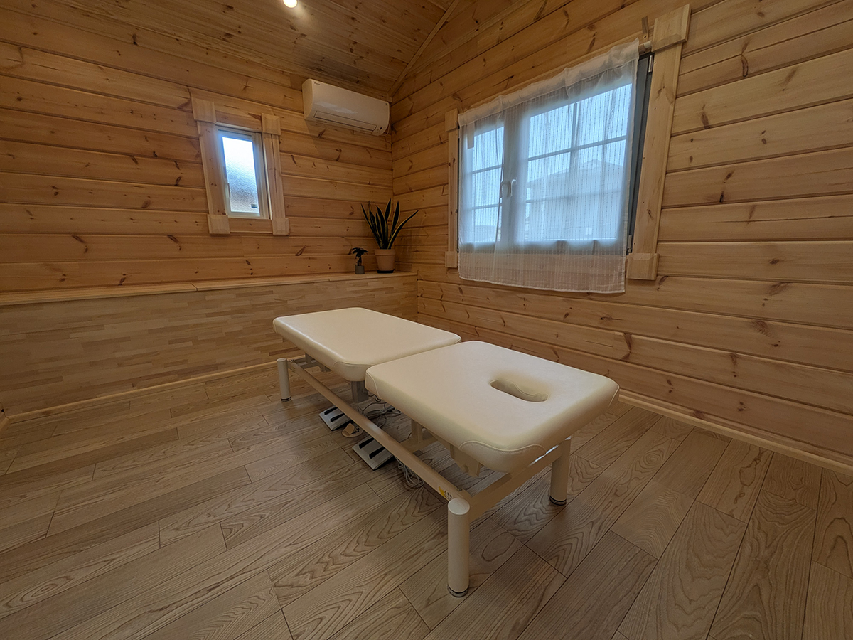 院内・ウッディでスッキリとした空間