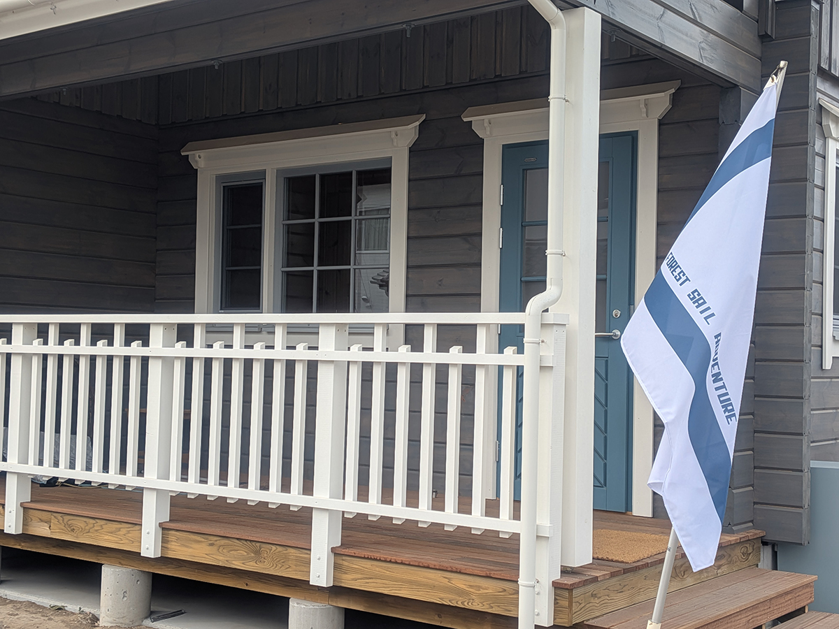 外観・グレーと白のウッドデッキ・帆のイメージの旗