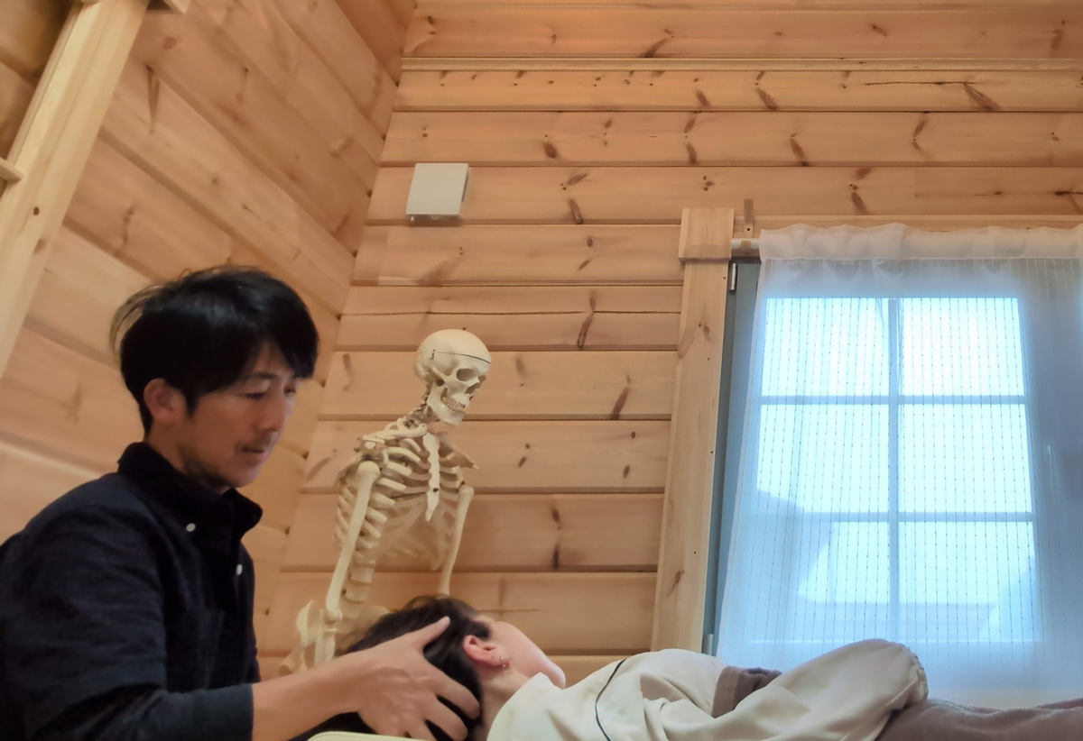 施術風景・頭部の調整・別角度から