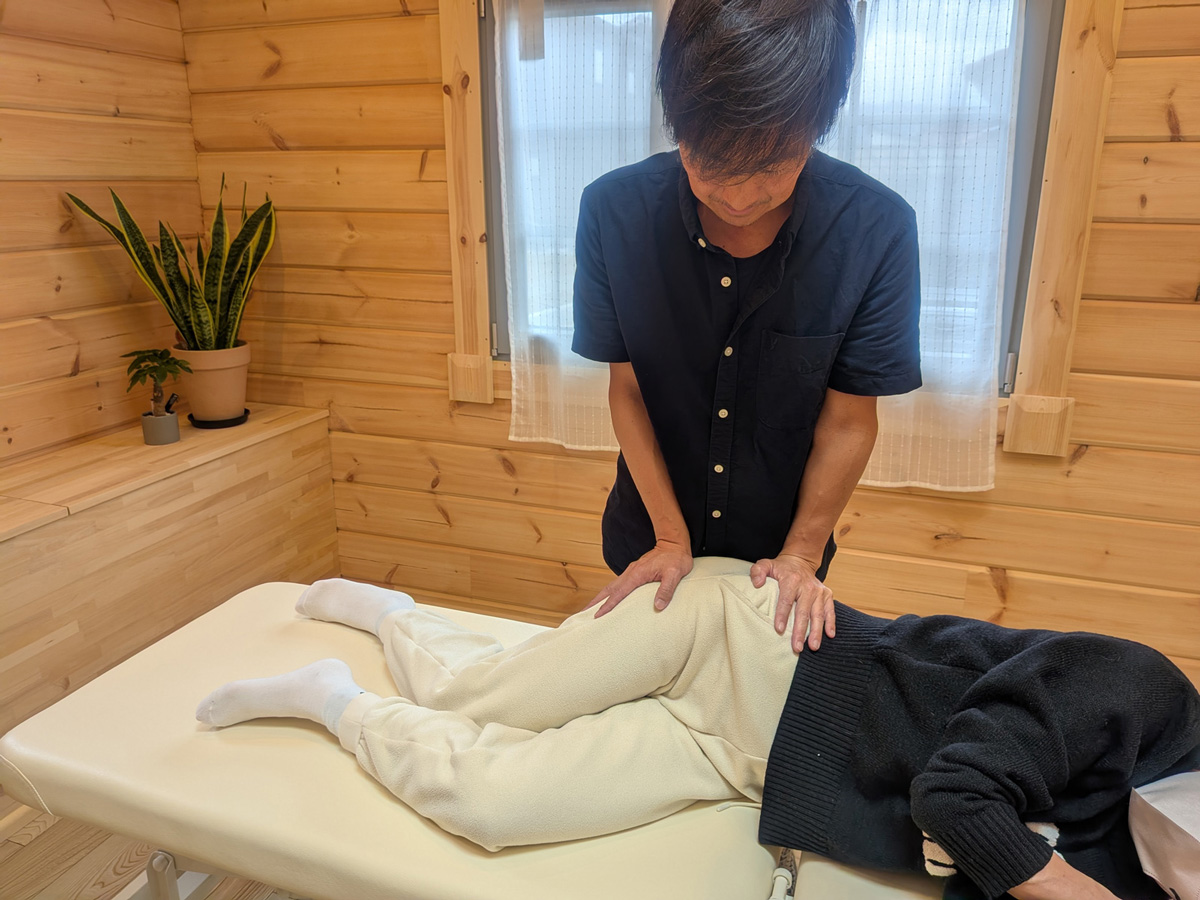 施術風景・骨盤、腰部の調整