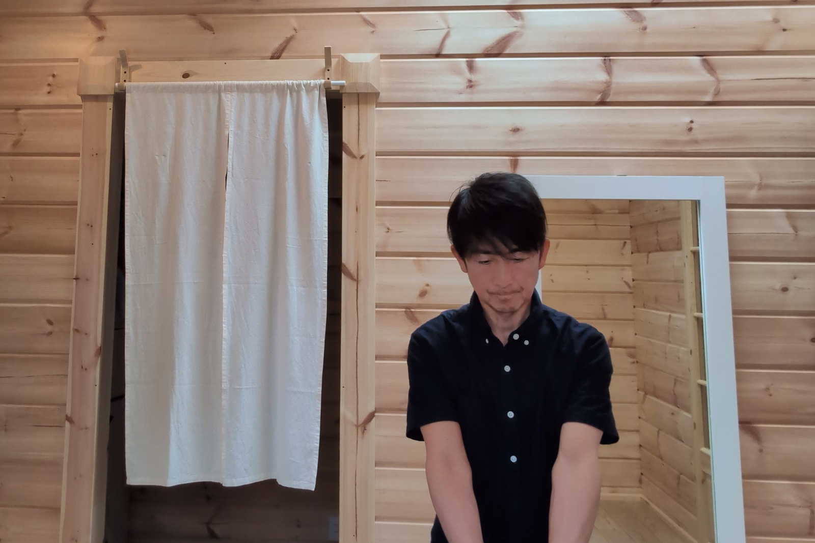 佐久市の整体院Forest Sail Adventureで施術を行う院長